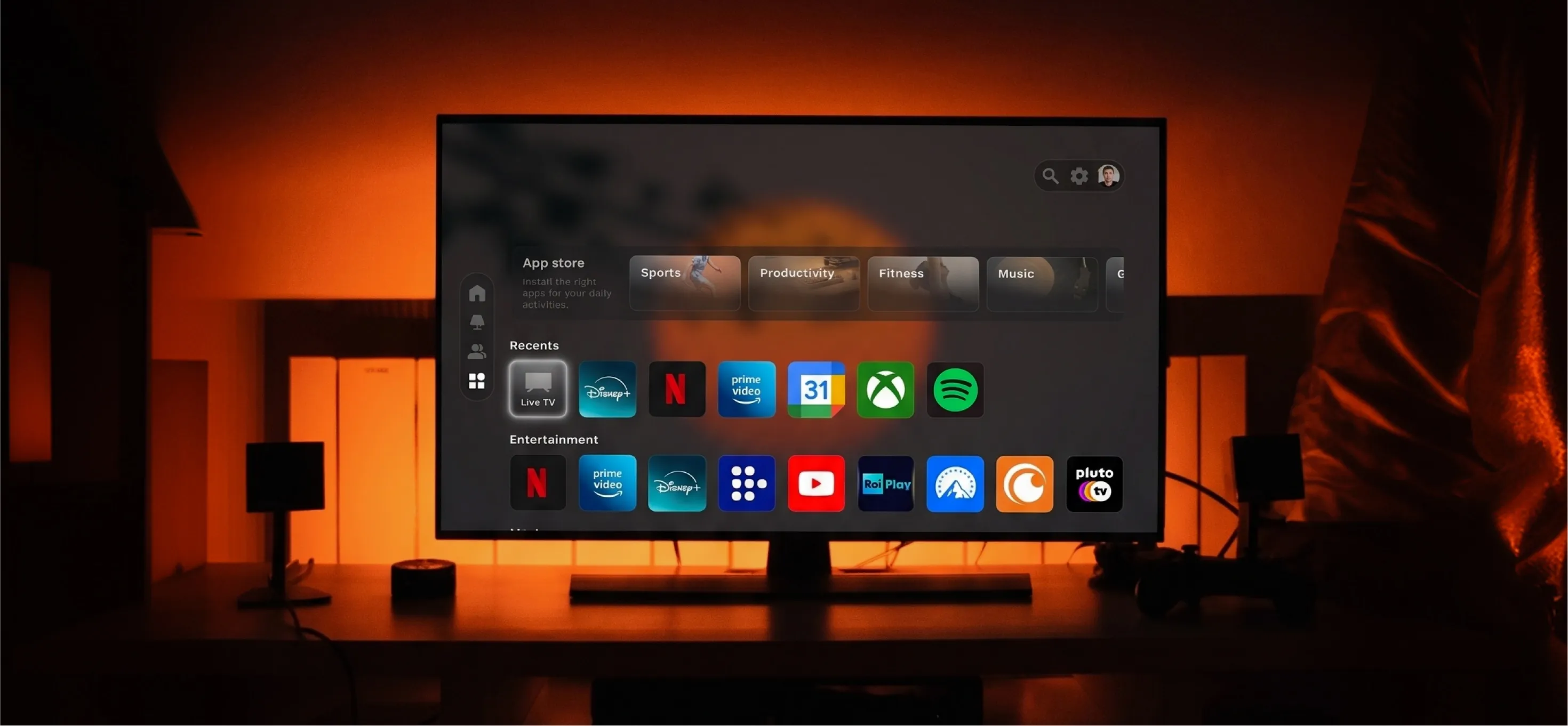 Ambientazione con TV OICO, telecomando e accessori smart home